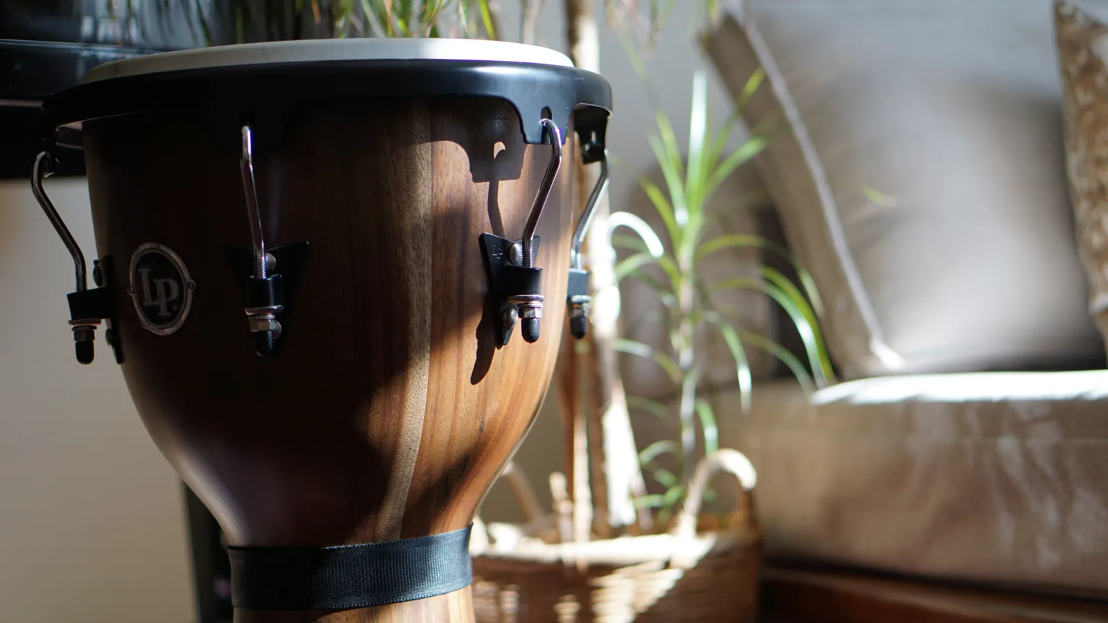 Djembe neben dem Flügel im Musiktherapie-Raum