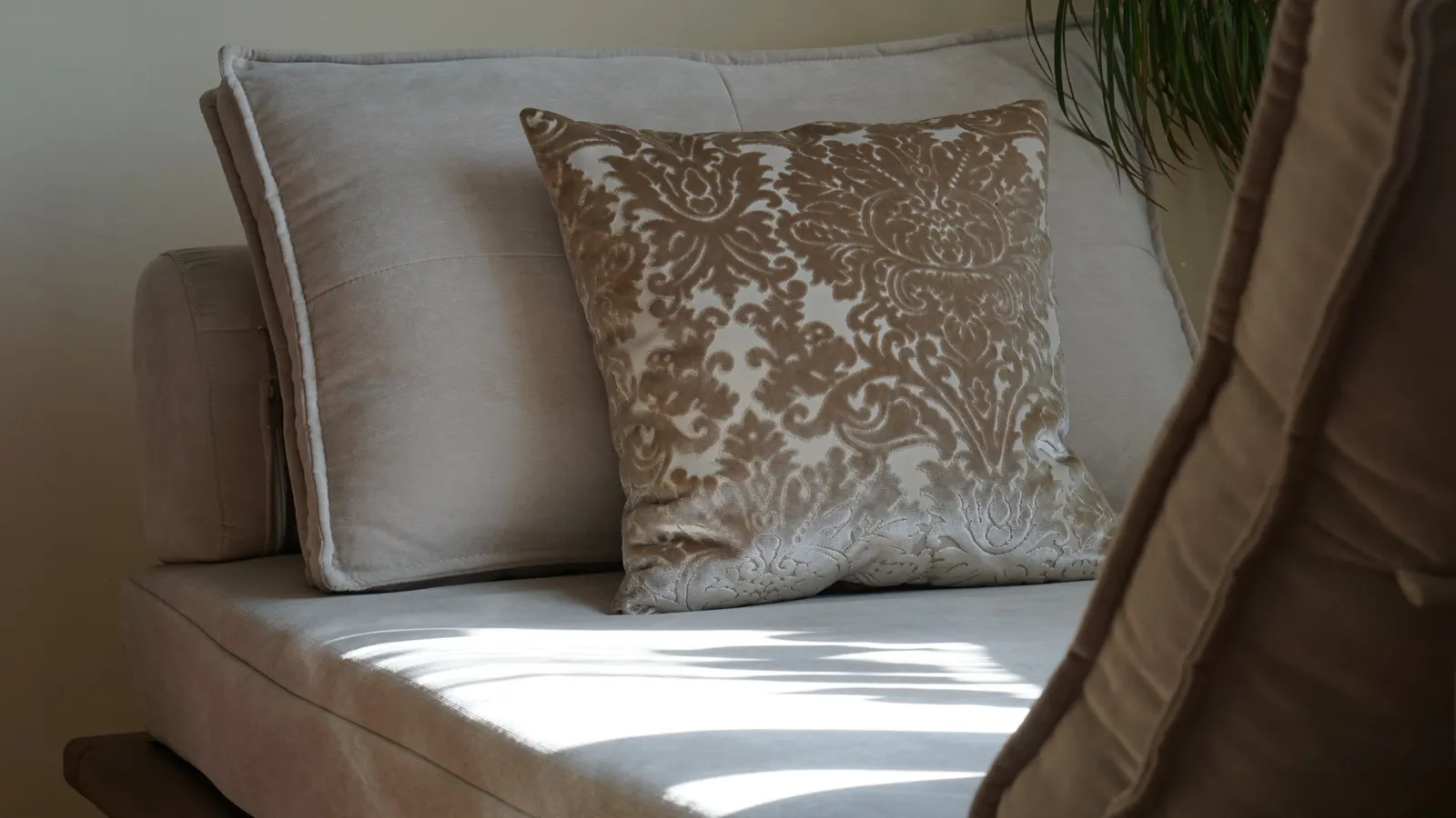 Sofa mit Kissen im Praxisraum für Musiktherapie in Linz-Urfahr