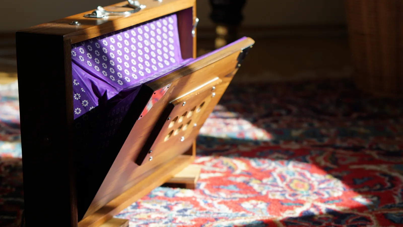 Shruti Box im Praxisraum für Musiktherapie in Linz-Urfahr