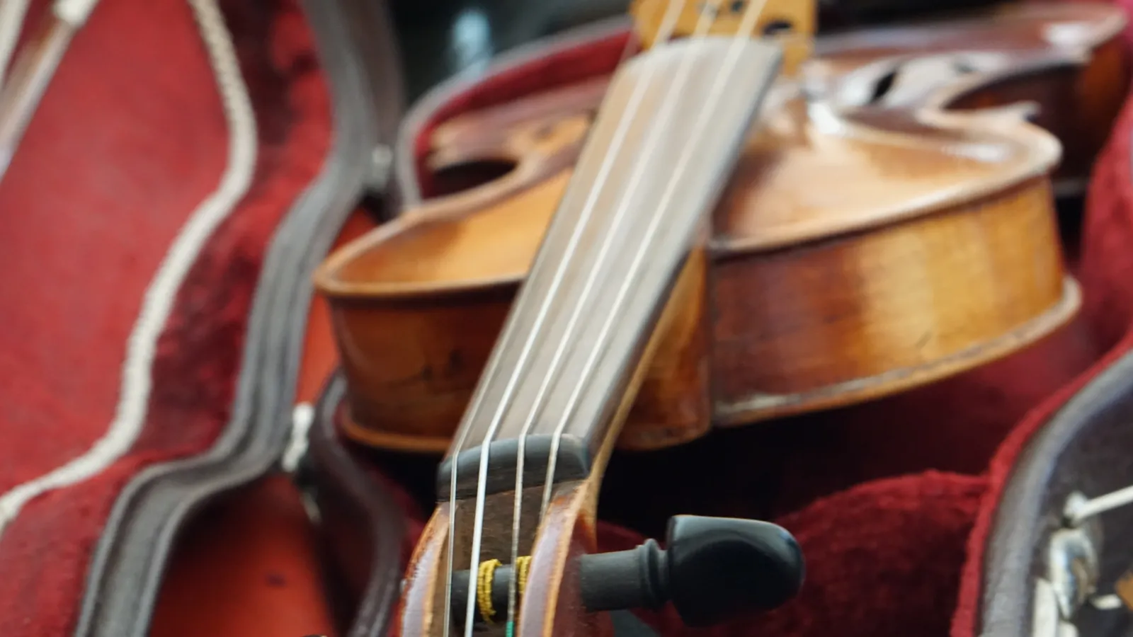 Geige im geöffneten Koffer im Musiktherapie-Raum