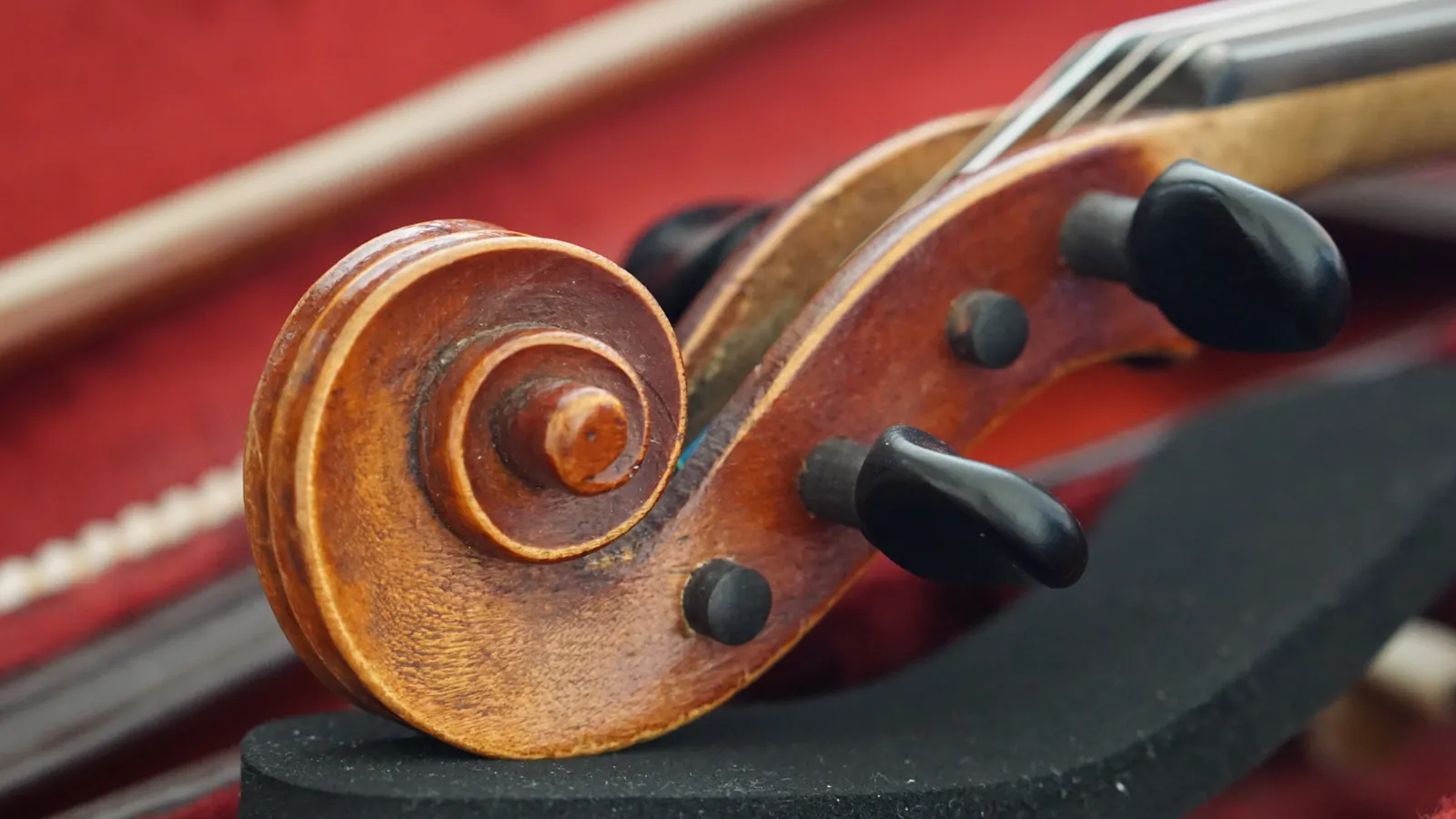 Geige mit Bogen im Musiktherapie-Raum